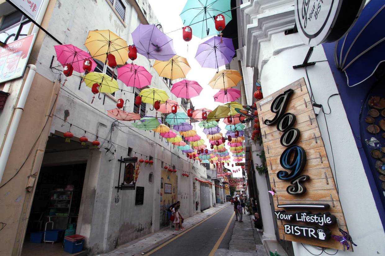 The nolstalgic best known of (Sam Lai Hong-third concubine lane)  market lane are decorated with colourful umbrella and chinese lantern attracting tourists in thronging the street for a photo oppurtunities.RONNIE CHIN/The Star